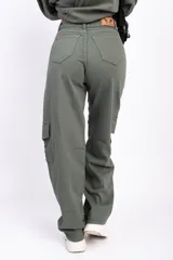 Pantalón cargo color beige, de corte recto y tiro alto. Presenta bolsillos laterales tipo cargo con solapa y bolsillos delanteros y traseros.