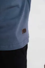 Remera blanca de algodón de corte clásico.