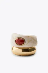 Pack de dos pulseras rígidas, una dorada de metal y otra de resina color crema con veta marrón y aplique de piedra ovalada color coral con engarce dorado.