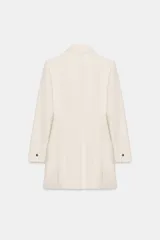 Blazer larga negra con cuello solapa, manga larga y bolsillos de vivo en el delantero. Cierre frontal con dos botones plateados.