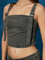 Top gris oscuro de denim con breteles gruesos regulables con hebillas metálicas.