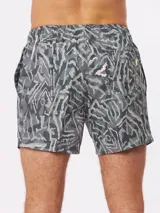Short de baño con diseño de camuflaje en tonos azul y gris.
