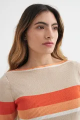 Sweater de punto color beige con rayas horizontales en naranja y blanco, de mangas cortas y cuello redondo.