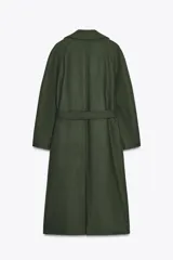 Abrigo largo color verde militar confeccionado en lana. Tiene cuello solapa, manga larga, bolsillos laterales y cinturón lazada en el mismo tejido. El forro interior es combinado a contraste.