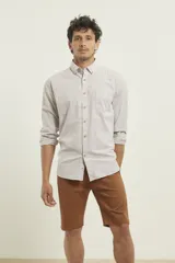 Camisa de manga larga a rayas verticales finas en color azul melange y blanco, con cuello abotonado y bolsillo en el pecho.