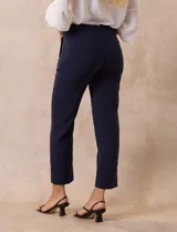 Pantalón de vestir azul marino, marca Zac & Rachel, de corte recto y largo al tobillo.