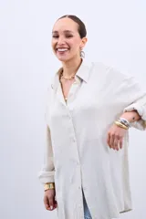 Camisa beige de lino, de corte amplio y mangas largas.