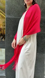 Chal de lurex color fucsia, de tejido suave y brillante.