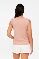 Musculosa color rosa pálido sin mangas, con cuello redondo y detalle de broderie con volados en el canesú.