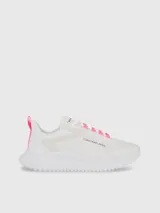 Zapatillas urbanas Calvin Klein Jeans modelo Eva Runner, color blanco con detalles en rosa. Confeccionadas en poliéster reciclado y malla, con cordones rosas y logo de la marca en el lateral.