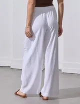Pantalón blanco de corte ancho con cintura elastizada y cordón ajustable.