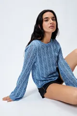 Sweater calado celeste con escote redondo y mangas largas acampanadas, tejido en punto fantasía con dibujo vertical.