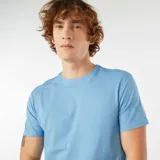 Remera celeste de corte recto y manga corta.