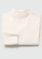 Suéter de punto fino color crudo, con cuello alto y mangas largas.