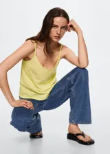 Top amarillo claro de tirantes finos, escote redondo y corte recto.