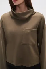 Buzo negro de manga larga con cuello alto tipo chimenea y un bolsillo cuadrado en el pecho.