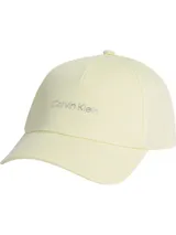Gorra de sarga de algodón orgánico color amarillo pálido, con cierre ajustable y logo de TPU plateado de Calvin Klein bordado en el frente.