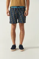 Short de baño estampado con cintura elástica ajustable con cordón, dos bolsillos laterales y uno trasero. Confeccionado en tela ligera de secado rápido y logo bordado.