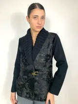 Chaqueta negra con frente de cuero con estampado abstracto y cuello de lana merino.