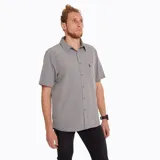 Camisa de manga corta azul con bolsillo en el pecho con cierre de cremallera y botón.