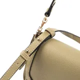 Bandolera color verde de cuero sintético con correa regulable y herrajes dorados. Tiene un compartimento principal con cierre de solapa, un bolsillo interno con cierre y dos bolsillos abiertos.