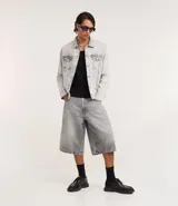 Campera de jean de hombre, modelo regular, con efecto desteñido en tonos grises claros. Presenta cuello inglés, manga larga, abotonado frontal y dos bolsillos con solapa y botón en el pecho.