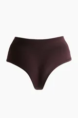 Pack de dos bombachas de tiro alto color chocolate, con efecto moldeador en la cintura y cobertura total en la parte trasera. Diseñadas con el mínimo de costuras para una sensación suave y mínima visibilidad bajo la ropa.