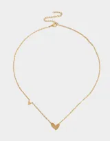 Collar corto dorado con cadena de eslabones y dije de corazón.