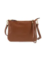 Cartera bandolera color marrón con textura símil piel de serpiente. Tiene correa larga regulable, cierre superior con cremallera y forro interior textil.
