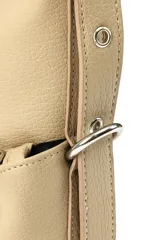Bandolera color beige con correa ajustable, bolsillo grande y dos bolsillos pequeños frontales con cierre.