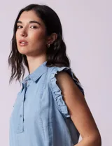 Blusa celeste sin mangas en tencel, marca Zac & Rachel. Cuello con solapa y abertura con botones. Mangas con frunces.