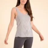 Musculosa gris de lino orgánico con diseño calado vertical.