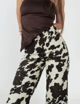 Pantalón largo de tiro medio/alto con estampado de manchas de vaca, corte wide leg.