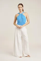 Body de baño color azul vibrante con escote halter anudado y detalle de corte en el centro del busto. La parte inferior es de corte clásico.