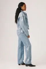 Pantalón de jean celeste de corte recto con detalles de strass en los laterales.