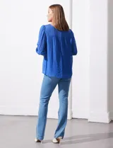 Blusa verde agua de gasa marca Figueroa & Flower, con cuello redondo y aplique de crochet. Tiene mangas 3/4 amplias con puño y botón, y forro interno a tono.