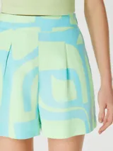Short de tiro alto color verde con estampado geométrico en celeste.