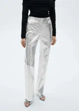 Pantalón plateado de tiro bajo, corte recto y acampanado, con efecto piel y acabado metalizado.