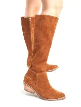 Bota alta de cuero color marrón, con taco de madera y cierre lateral.