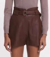 Short marrón de cuero sintético, tiro alto, corte clochard, con cinturón con hebilla metálica.