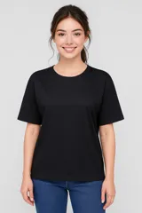 Remera negra de algodón, manga corta, corte holgado y cuello redondo.