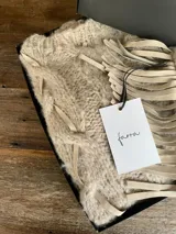 Sweater celeste de lana mohair con diseño de trenzas y apliques de cuero color suela.