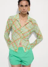 Short verde con cintura elástica, bolsillos delanteros y diseño recto.