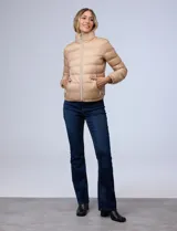 Campera de plumas reversible de Michael Kors, con lado liso y lado estampado, aberturas laterales y cierre metálico.