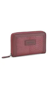 Billetera mediana color borgoña de símil cuero con textura croco. Tiene compartimento interior con tarjeteros y cierre interior, y monedero con cierre alrededor.