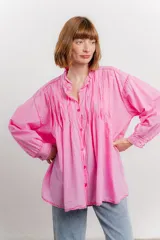 Camisa oversize de algodón color verde lima, con cuello mao con volados y pliegues verticales en el frente.