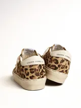 Zapatillas Golden Goose modelo Hi Star con estampado animal print de leopardo, estrella blanca de cuero en el lateral, cordones blancos y suela de goma con inscripciones.