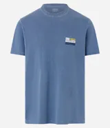 Remera celeste de algodón con cuello redondo y mangas cortas. Tiene un corte comfort, efecto desteñido y estampa con la frase "The best spot".