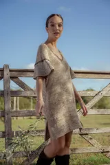 Vestido corto tejido en lurex dorado, con escote en V y mangas cortas.