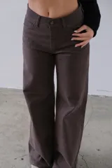 Jean wide leg de tiro alto color marrón oscuro.